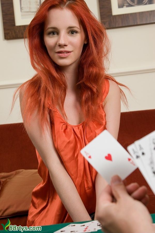 扑克女郎桌上全裸人体