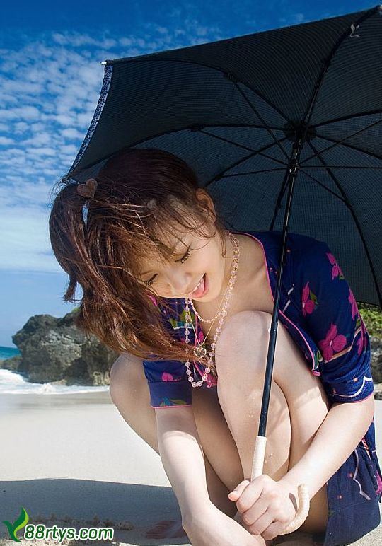 日本清新美女海滩飘逸人体图片