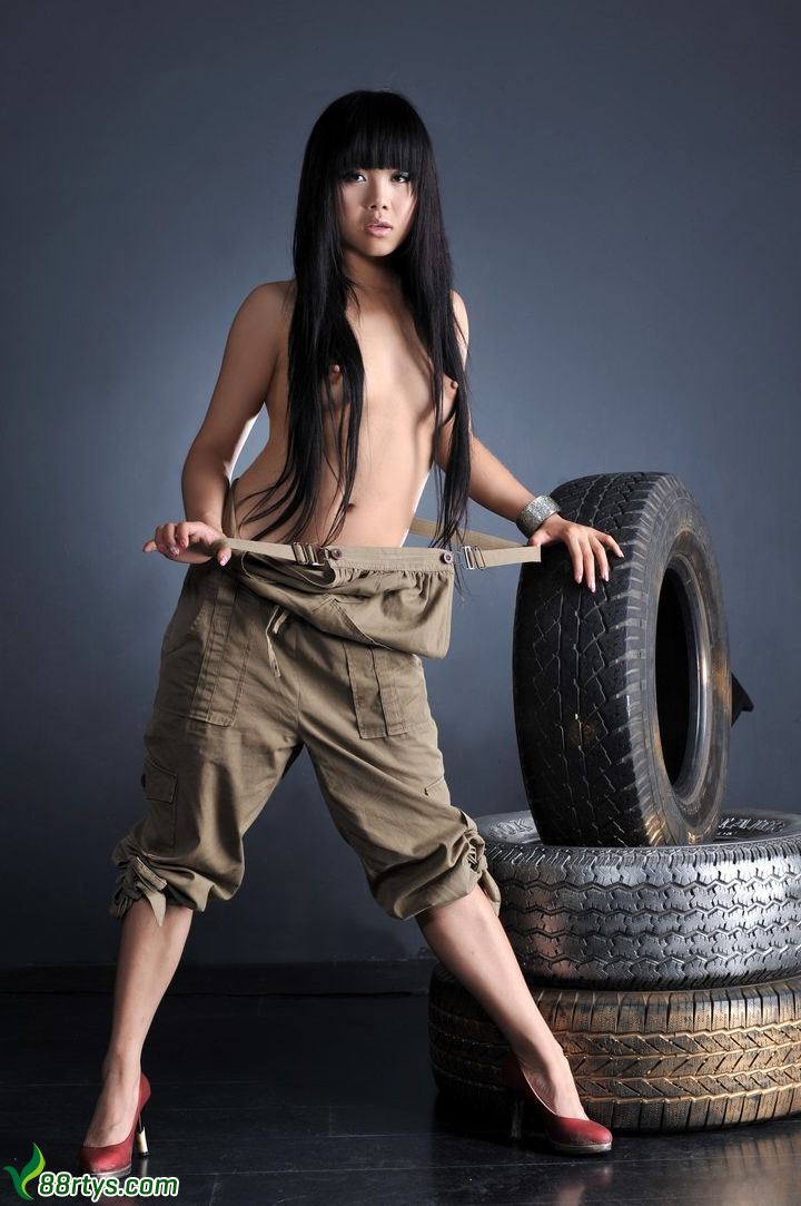 [丽图]2010.05.20 宝儿 人体模特演绎汽车修理女工