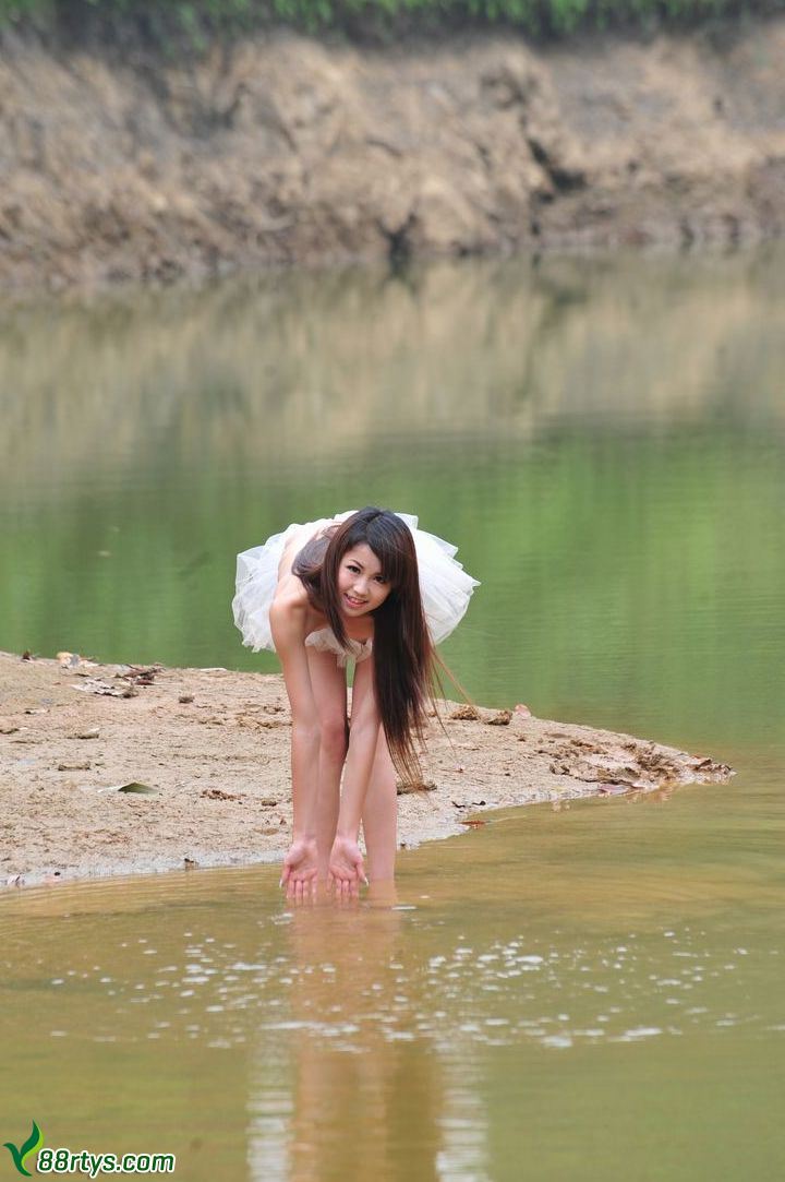 [丽图]2011.04.28 Nina 湖中白皙美体拍摄人体写真