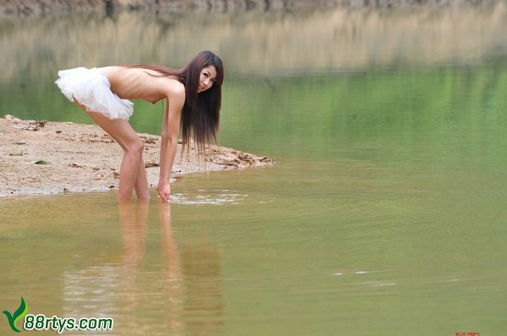 [丽图]2011.04.28 Nina 湖中白皙美体拍摄人体写真