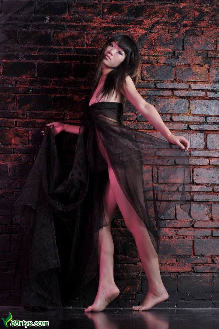 [丽图]2011.05.12 迪娜 完美姿态幽暗室内人体棚拍