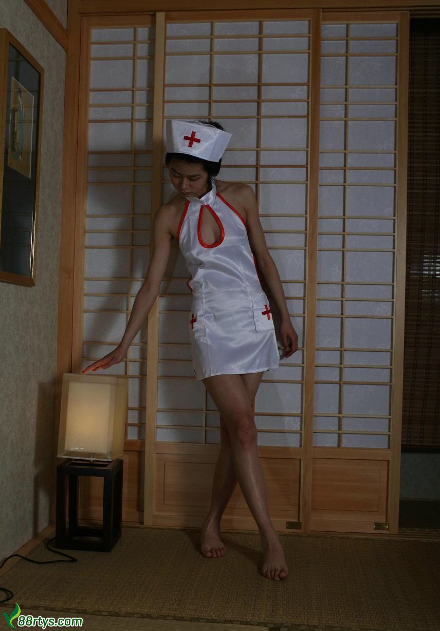 国模涵涵私拍日本护士装诱惑图片