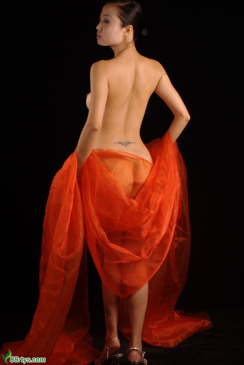 模特张咪中型私拍红袍人体