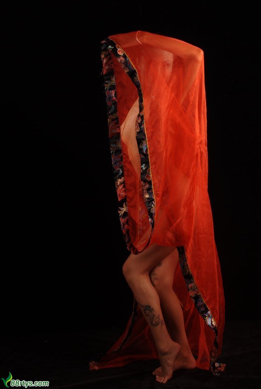 模特张咪中型私拍红袍人体